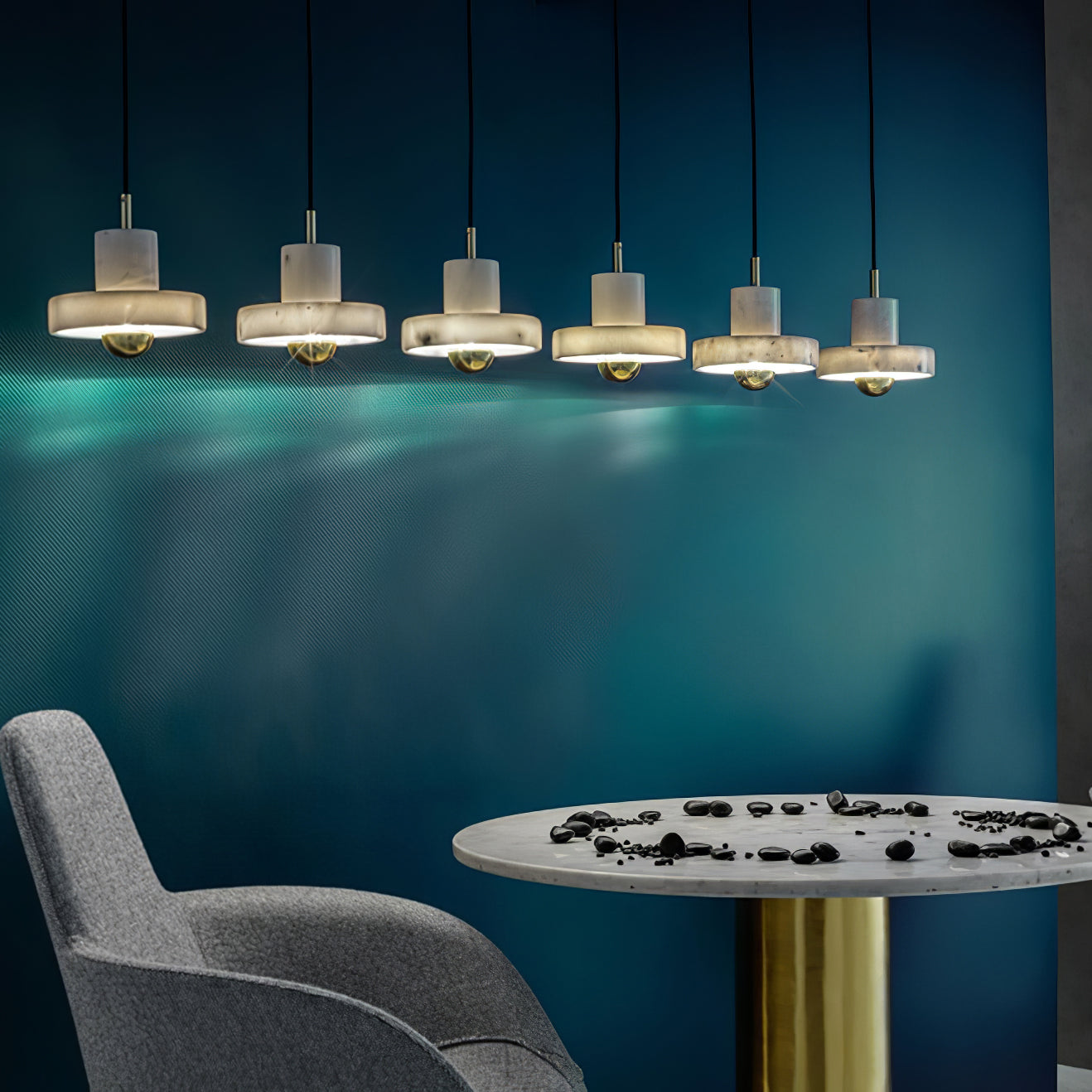 Elegant marmor pendellampe med justerbar kabel og integrert LED. Skaper varm belysning med luksuriøs marmorfinish.