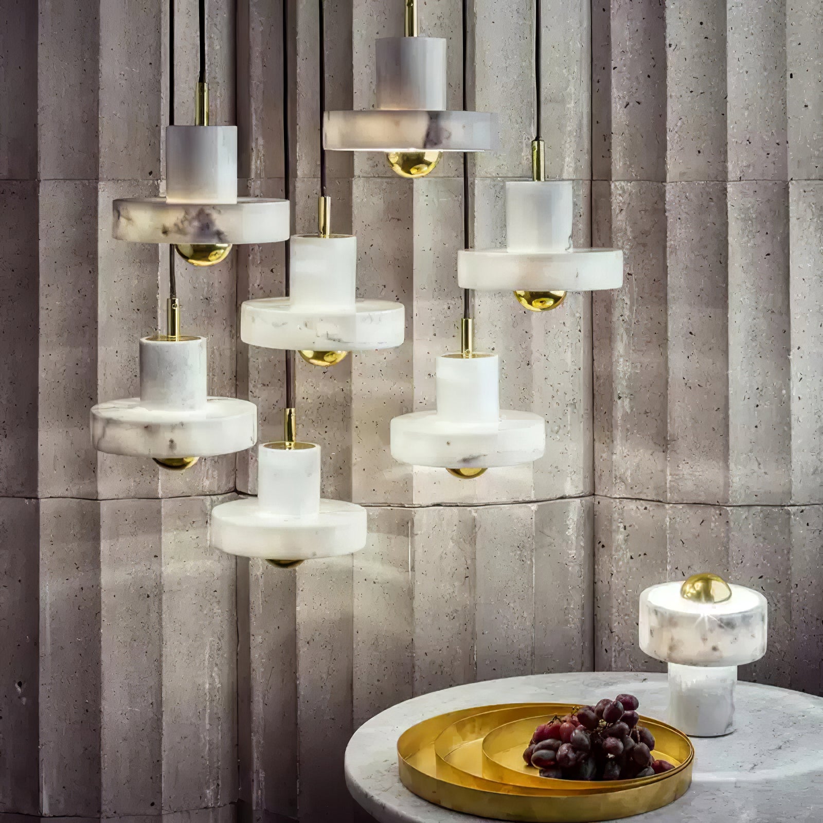 Elegant marmor pendellampe med justerbar kabel og integrert LED. Skaper varm belysning med luksuriøs marmorfinish.