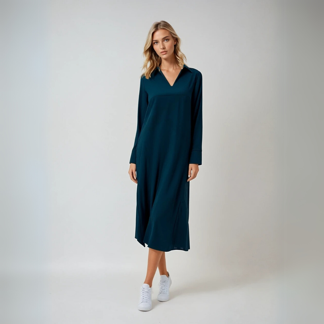 Formell kvinnekjole med v-hals og elegant drapering. Lang festkjole med sideslitt, ideell for spesielle anledninger.