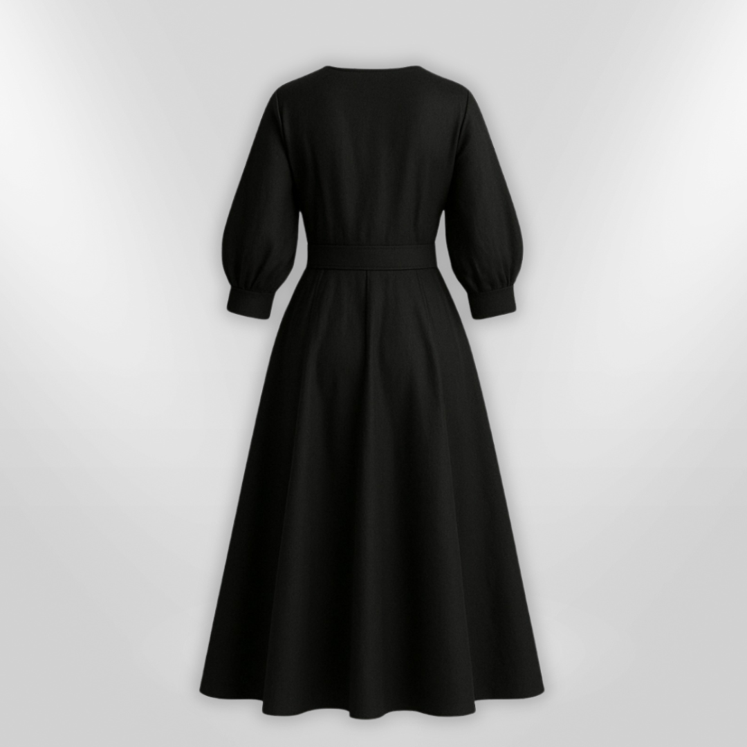 Ryggen på elegant maxikjole for kvinner. Lang sommerkjole med et grasiøst design, egnet for anledninger.