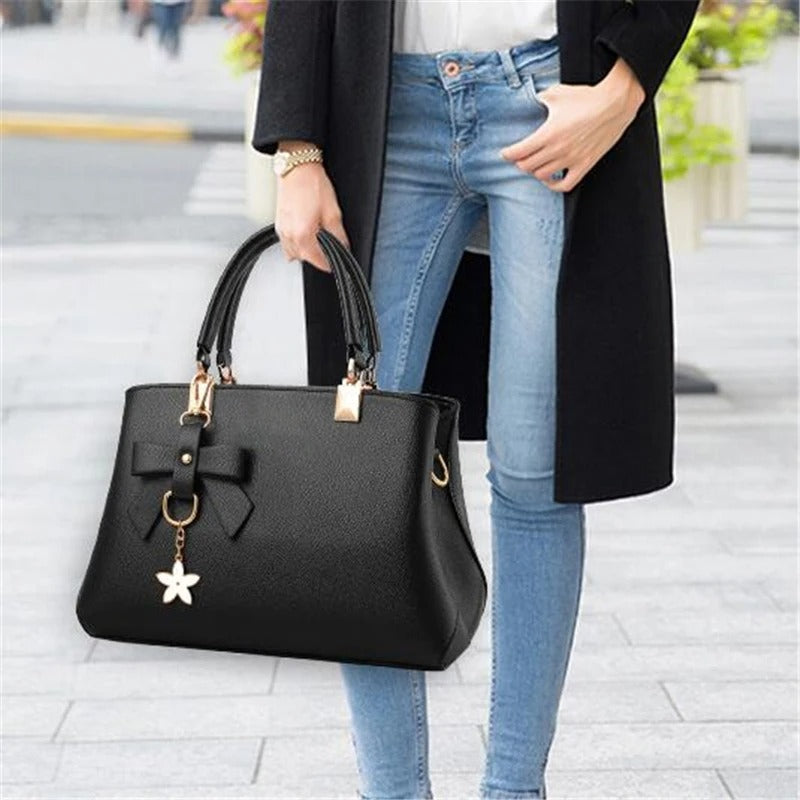 Elegant og tidløs messenger-veske med unikt blomsterdesign for kvinnen som verdsetter stil og kvalitet.