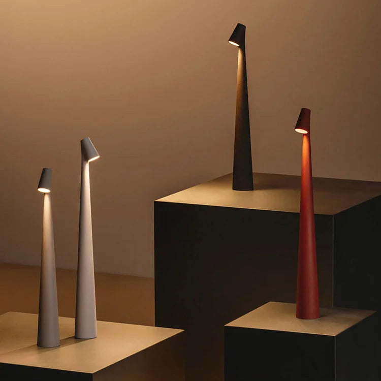 "Elegant minimalistisk bjelkelys i aluminium, trådløs og portabel, ideell som bordlampe for moderne innredning."