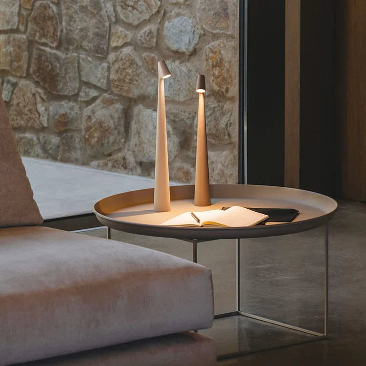 "Elegant minimalistisk bjelkelys i aluminium, trådløs og portabel, ideell som bordlampe for moderne innredning."