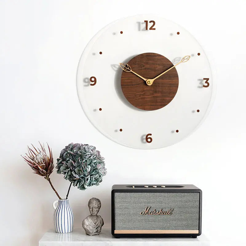 Stillegående minimalistisk veggklokke i elegant beige/brun farge, en flott detalj i hjemmeinnredningen.