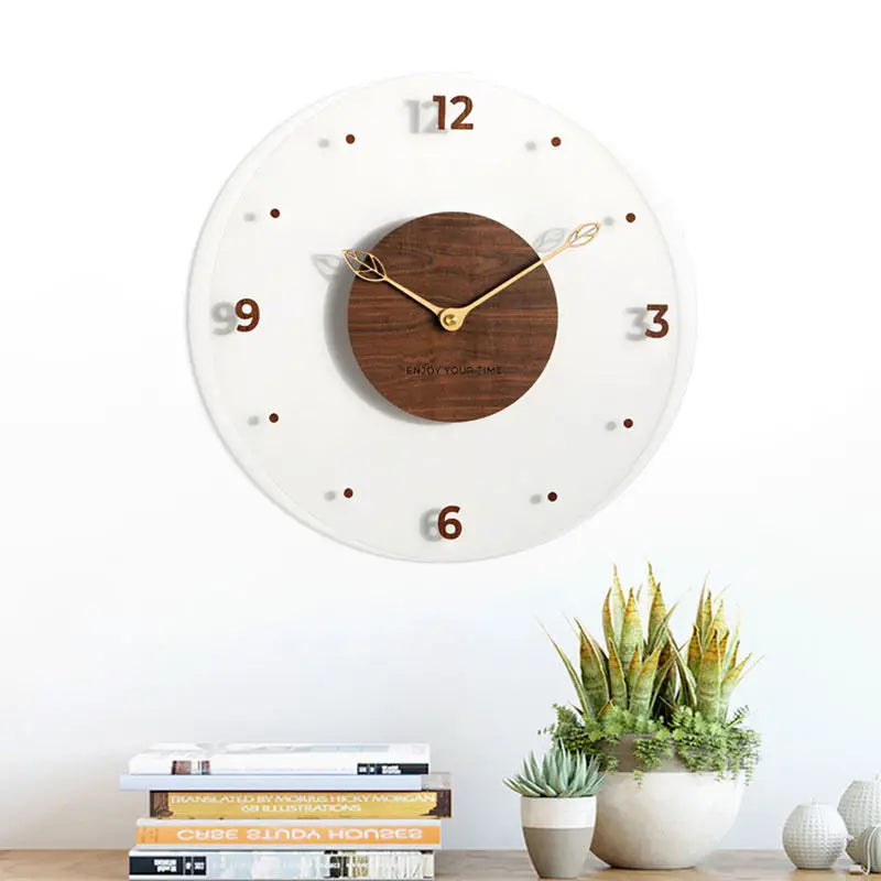 Rent designet Ø30 cm analog veggklokke i behagelig beige for en rolig og moderne hjemmeinnredning.