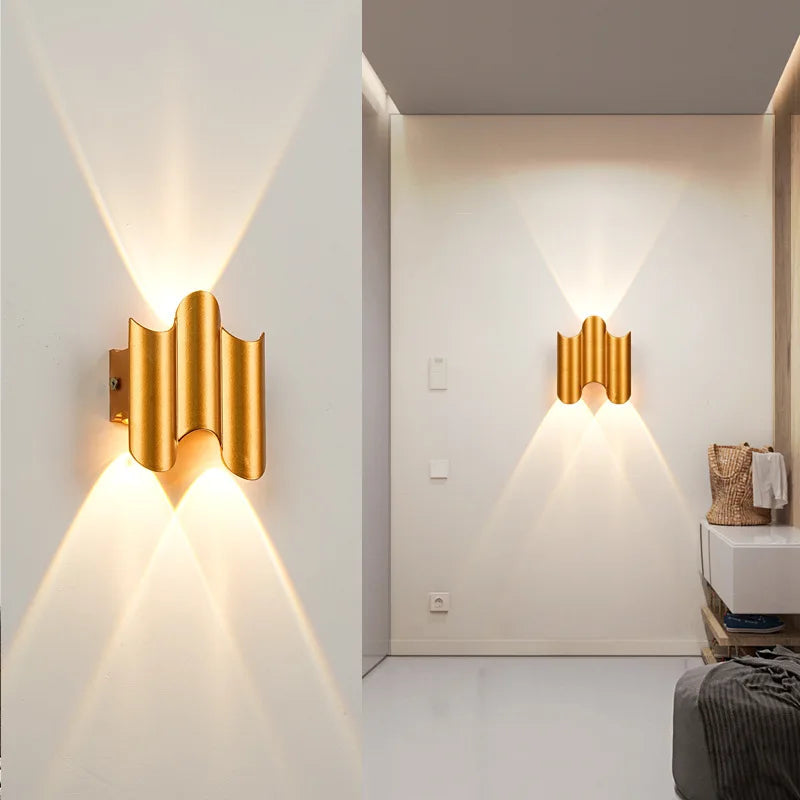 Gullfarget minimalistisk LED vegglampe. Ideell som elegant belysning i moderne stue, soverom eller hall.