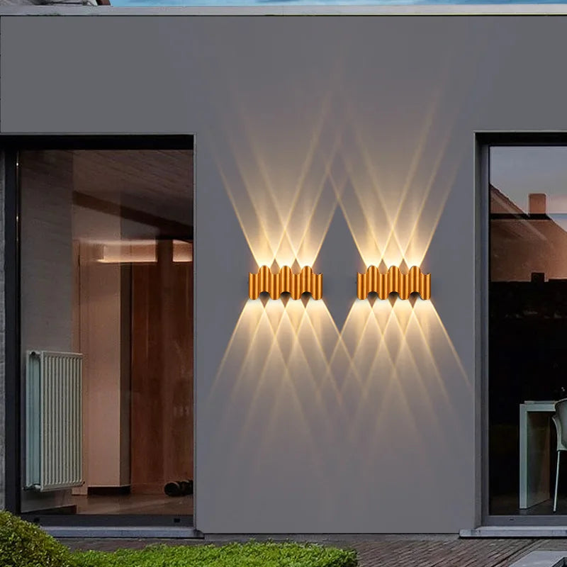 Moderne LED vegglampe i gull. Perfekt hjemmedekor og effektiv innendørs belysning med elegant preg.