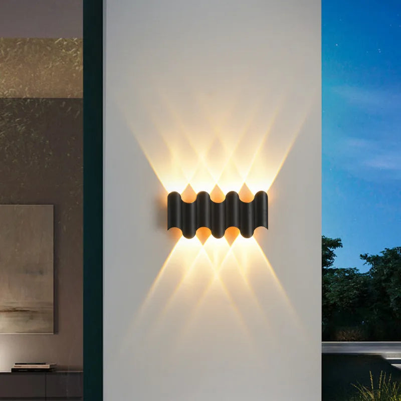 Stilren minimalistisk gull vegglampe med LED-lys. Egnet som elegant innendørs belysning i alle rom.