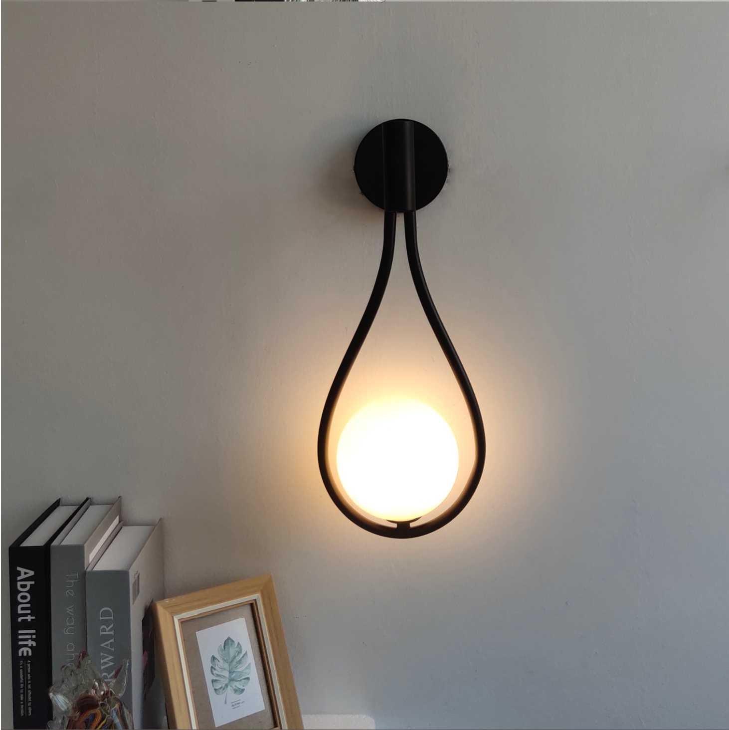 "Elegant, moderne nordisk vegglampe i svart eller gullfinish, stilfullt design som passer både moderne og tradisjonelt interi