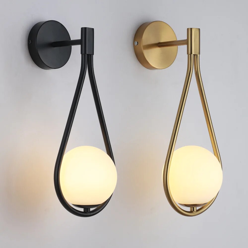 "Elegant, moderne nordisk vegglampe i svart eller gullfinish, stilfullt design som passer både moderne og tradisjonelt interi