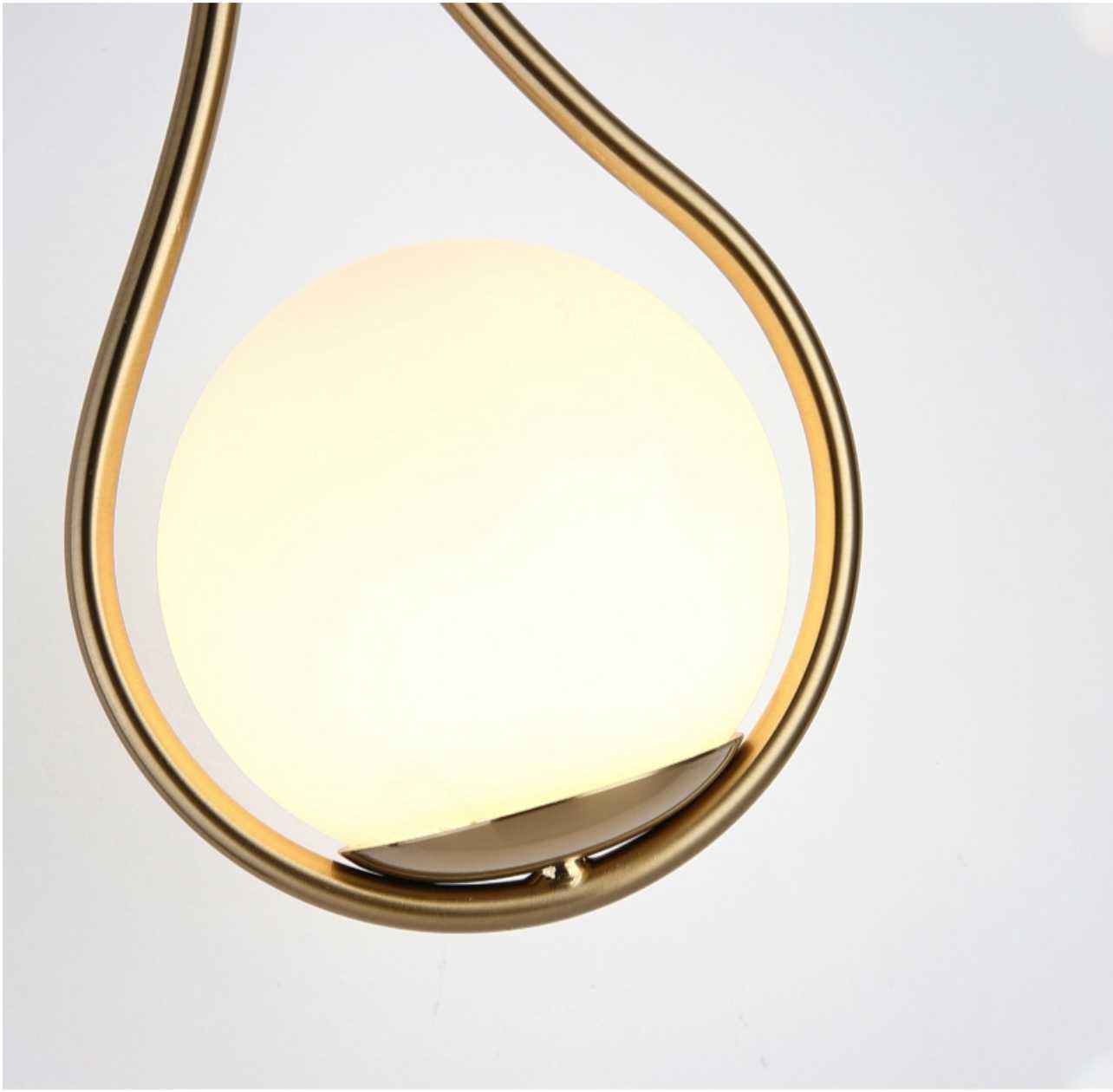 "Elegant, moderne nordisk vegglampe i svart eller gullfinish, stilfullt design som passer både moderne og tradisjonelt interi