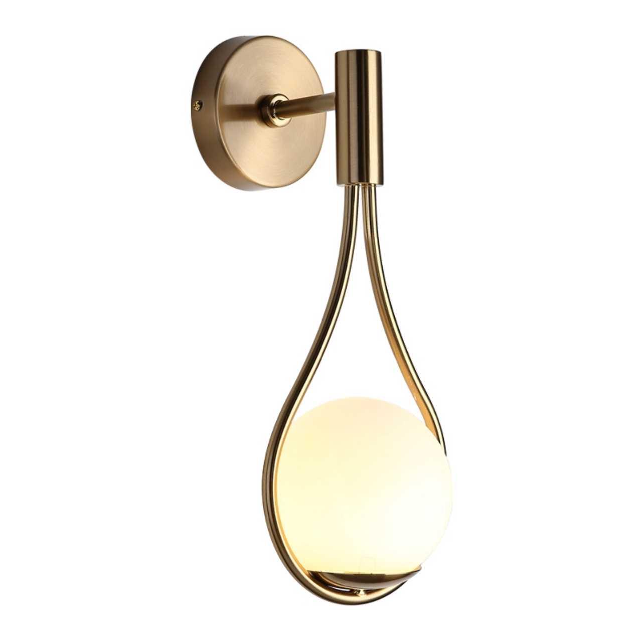 "Elegant, moderne nordisk vegglampe i svart eller gullfinish, stilfullt design som passer både moderne og tradisjonelt interi