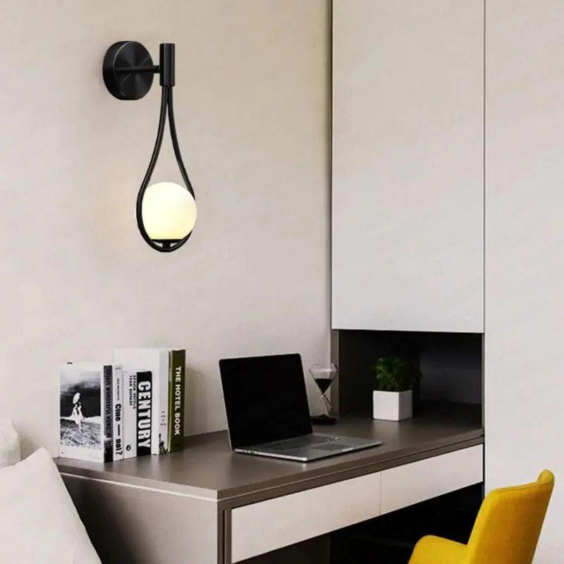 "Elegant, moderne nordisk vegglampe i svart eller gullfinish, stilfullt design som passer både moderne og tradisjonelt interi