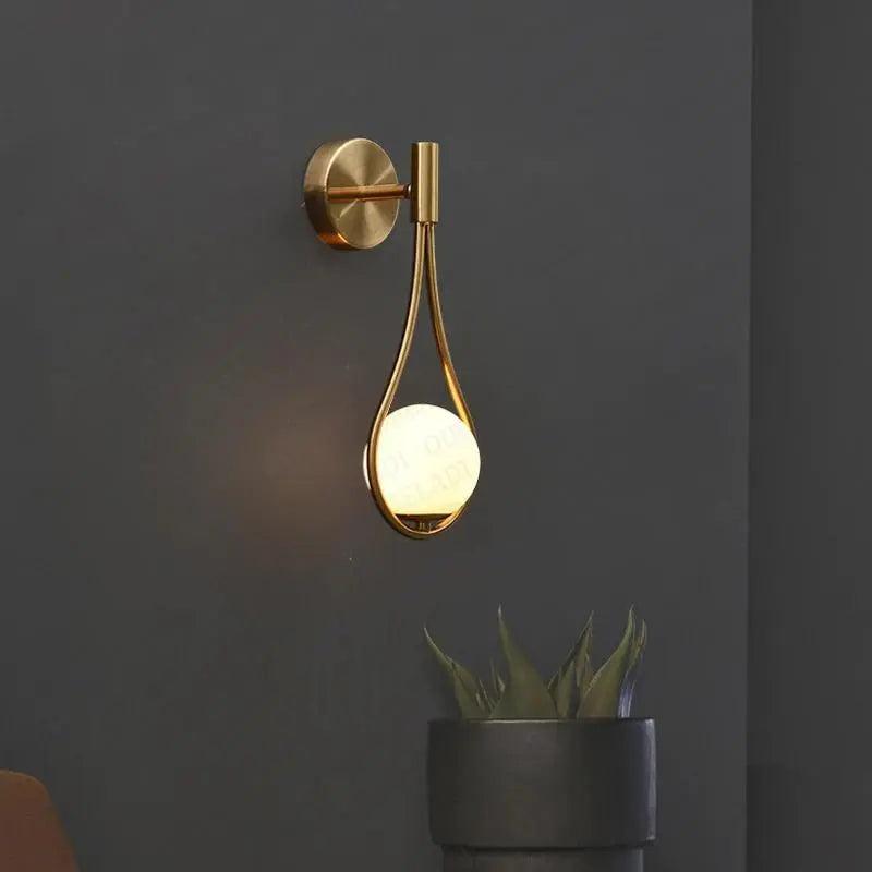 "Elegant, moderne nordisk vegglampe i svart eller gullfinish, stilfullt design som passer både moderne og tradisjonelt interi