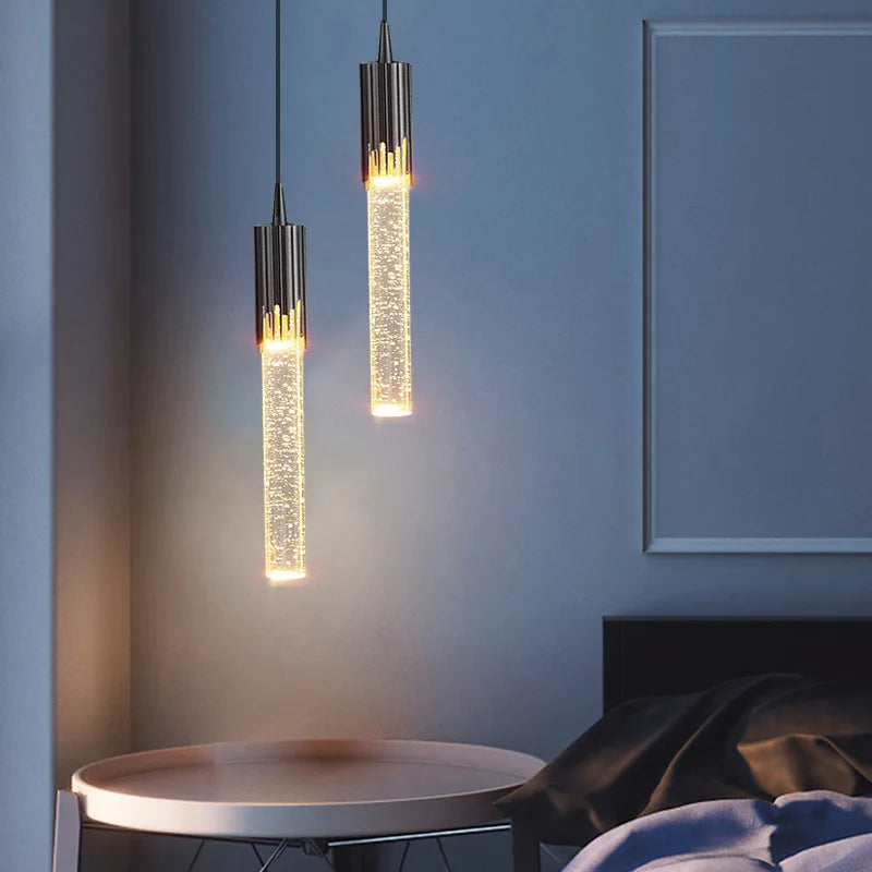 Elegant pendellampe, sylindrisk form i moderne gull og svart. Perfekt belysning til hjemmet.