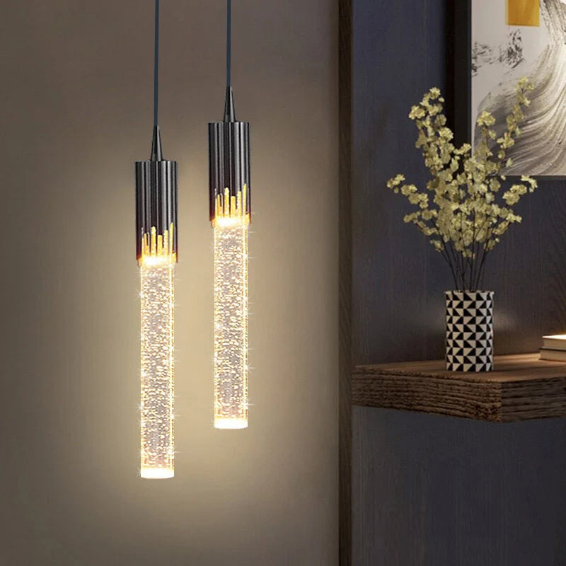 Sylindrisk design pendellampe i elegant svart og gull. Moderne takbelysning for hjemmet.