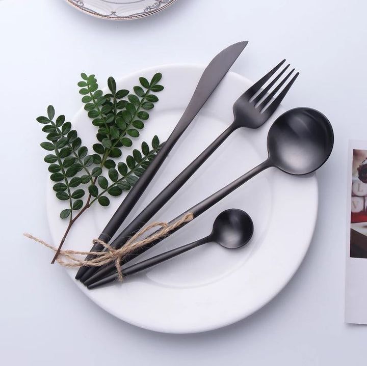 Moderne bestikksett med Napoli design for middagsbordet. Ideelt for bryllup, bursdager og elegante fester.