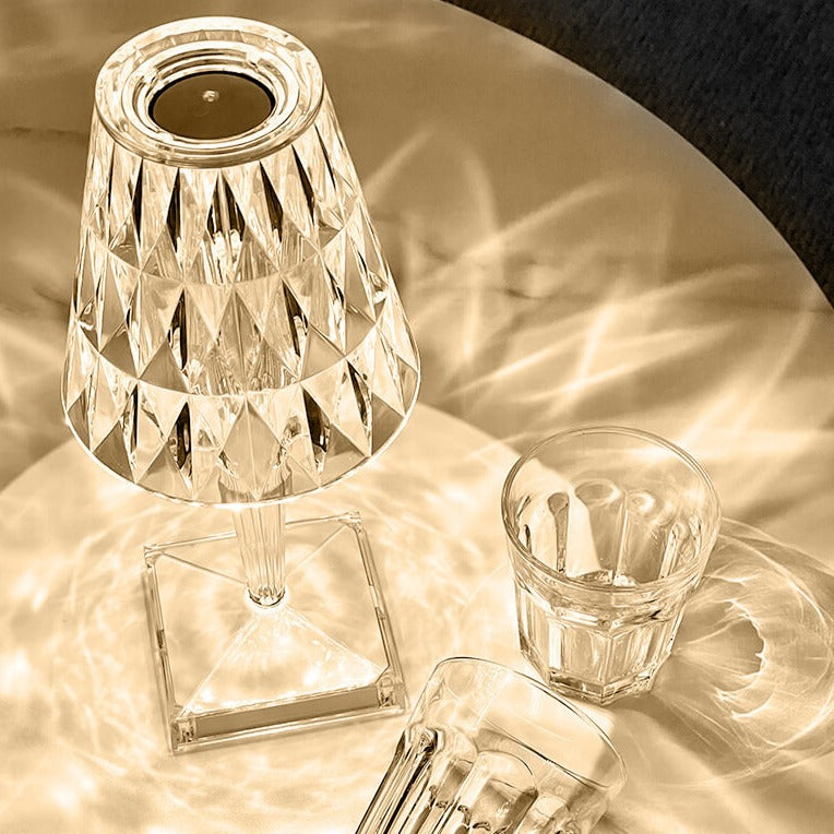 Nattbordslampe i krystall med varmt dimbart lys, perfekt stemningslys for soverommet