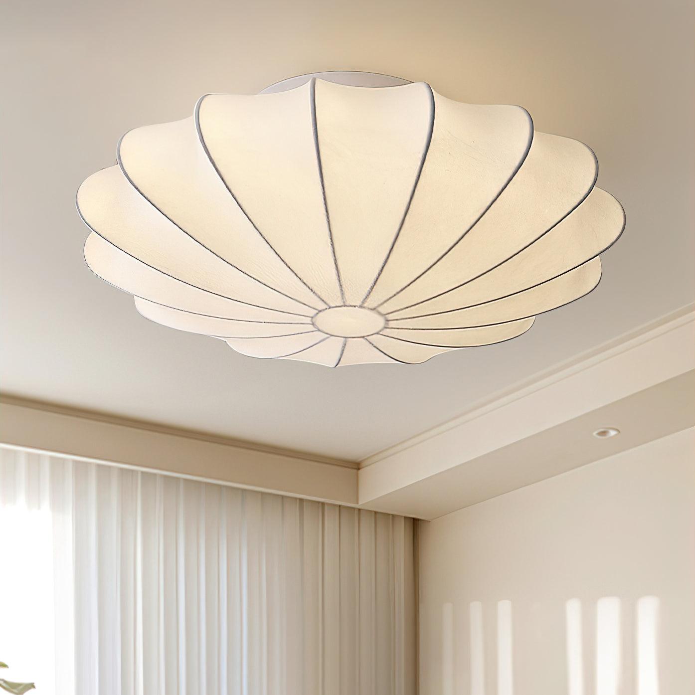 "Elegant Nelson Bubble taklampe i skandinavisk stil, med unike lyseffekter og inspirert av naturlige skjellformer."