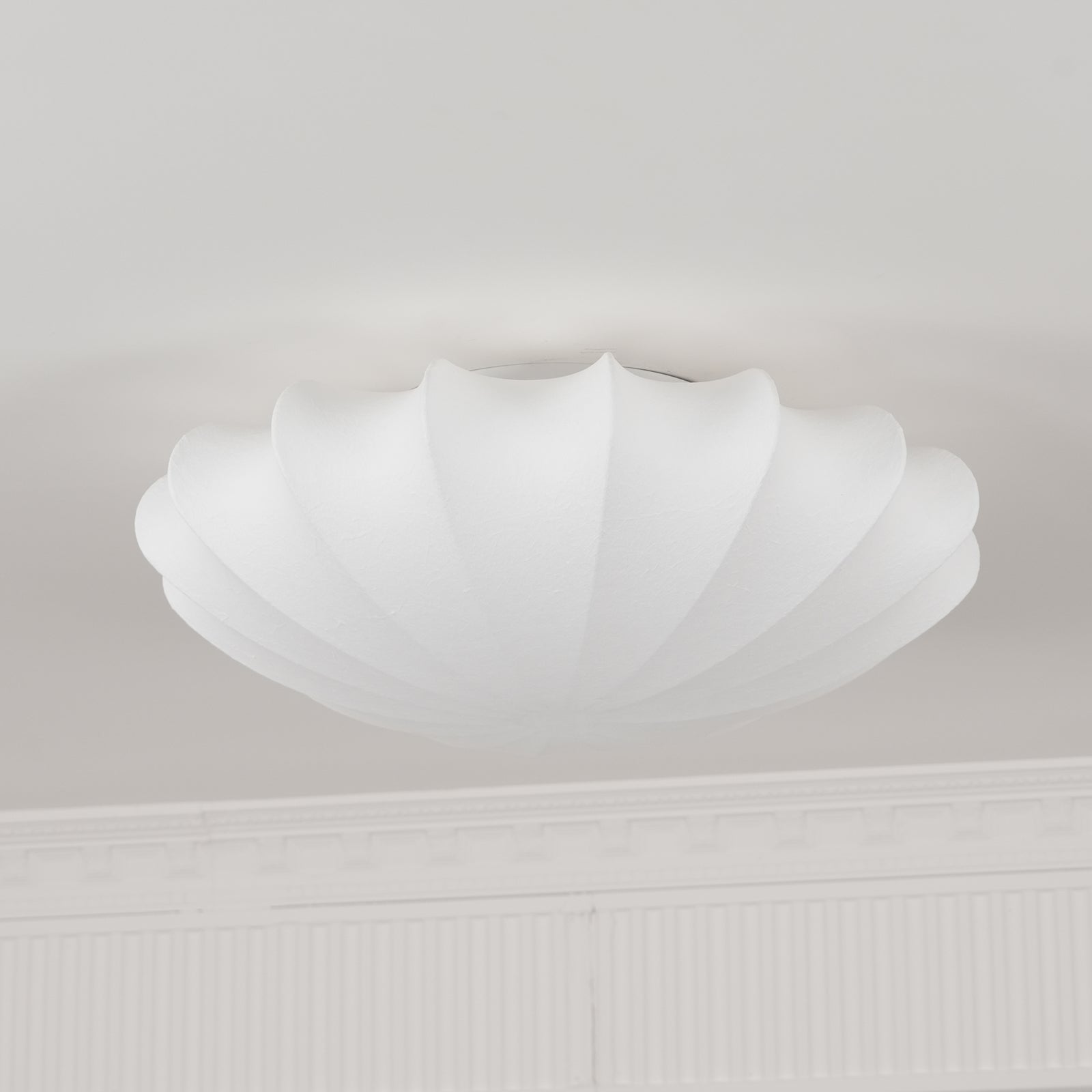 "Elegant Nelson Bubble taklampe i skandinavisk stil, med unike lyseffekter og inspirert av naturlige skjellformer."