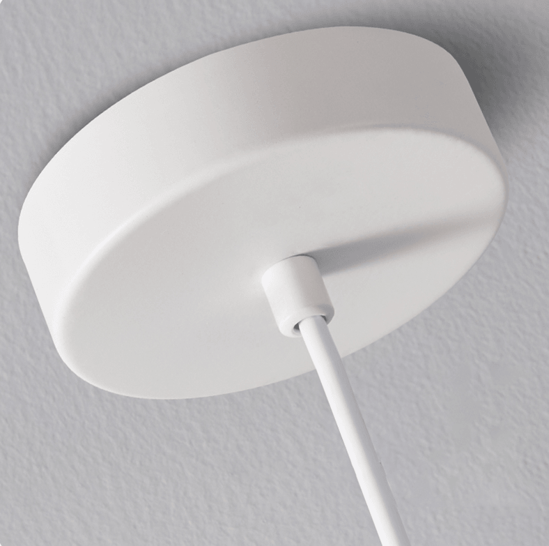 "Elegant nordisk pendellampe i tre og metall med moderne design. Ideell for ulike interiørstiler, gir sofistikert belysning."