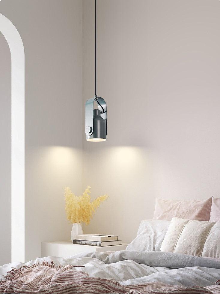 "Elegant nordisk pendellampe i tre og metall med moderne design. Ideell for ulike interiørstiler, gir sofistikert belysning."