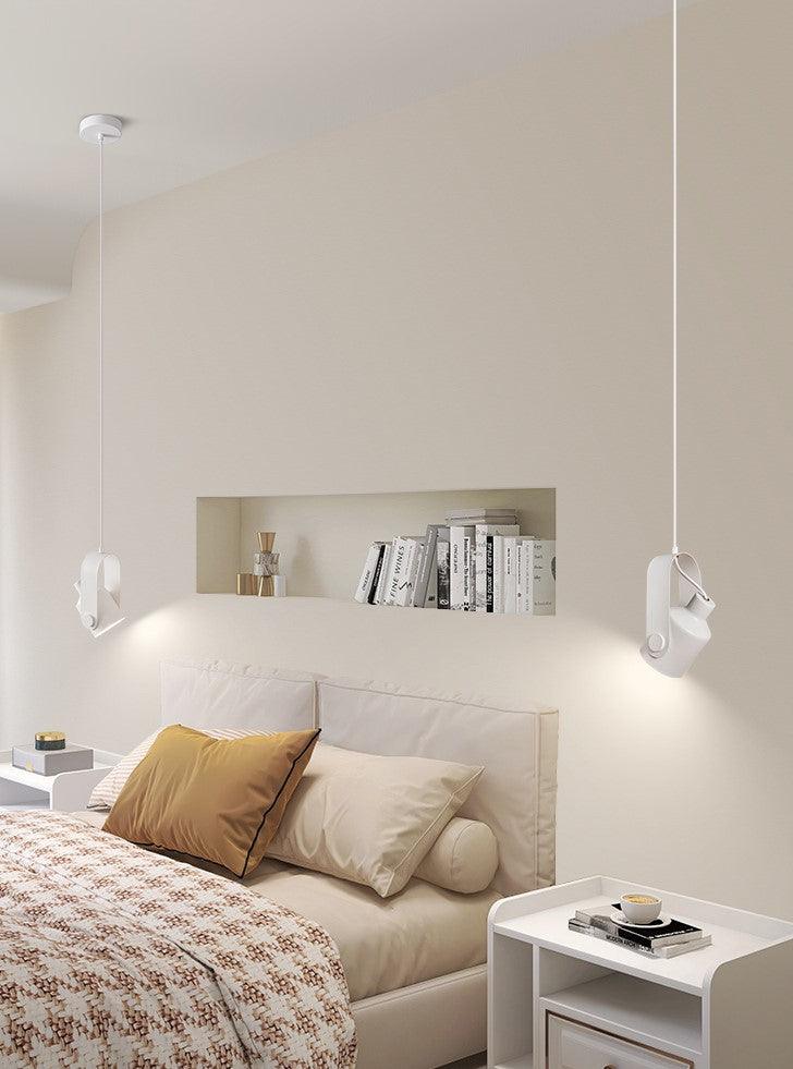 "Elegant nordisk pendellampe i tre og metall med moderne design. Ideell for ulike interiørstiler, gir sofistikert belysning."