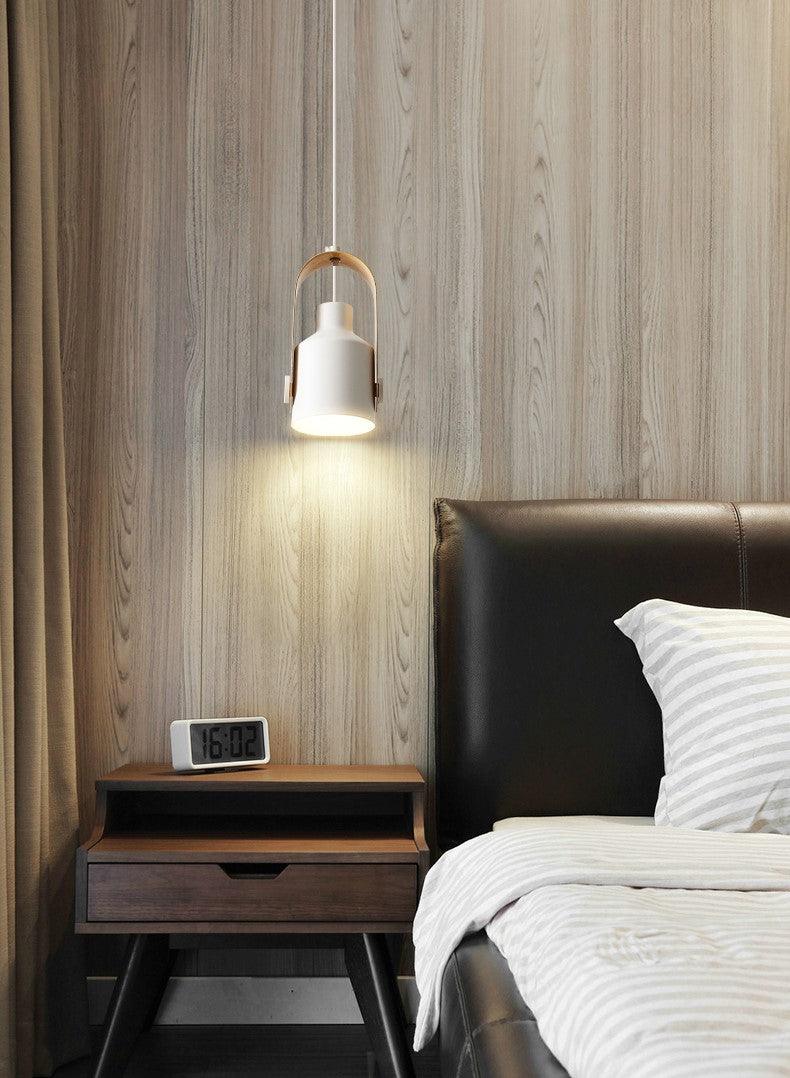 "Elegant nordisk pendellampe i tre og metall med moderne design. Ideell for ulike interiørstiler, gir sofistikert belysning."