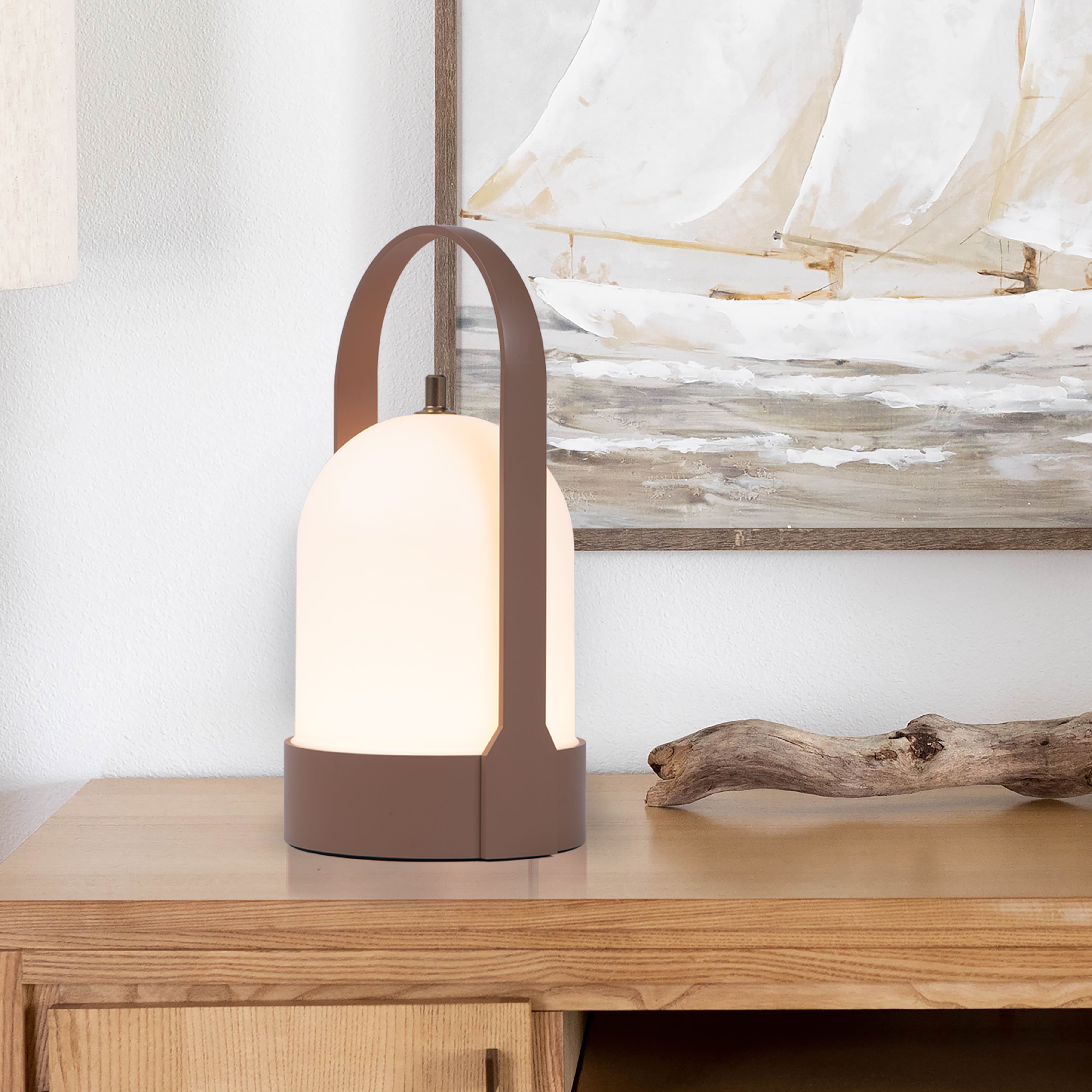 "Elegant oppladbar bordlampe med dimbar LED, trådløs design, moderne stil, ideell for fleksibel belysning."