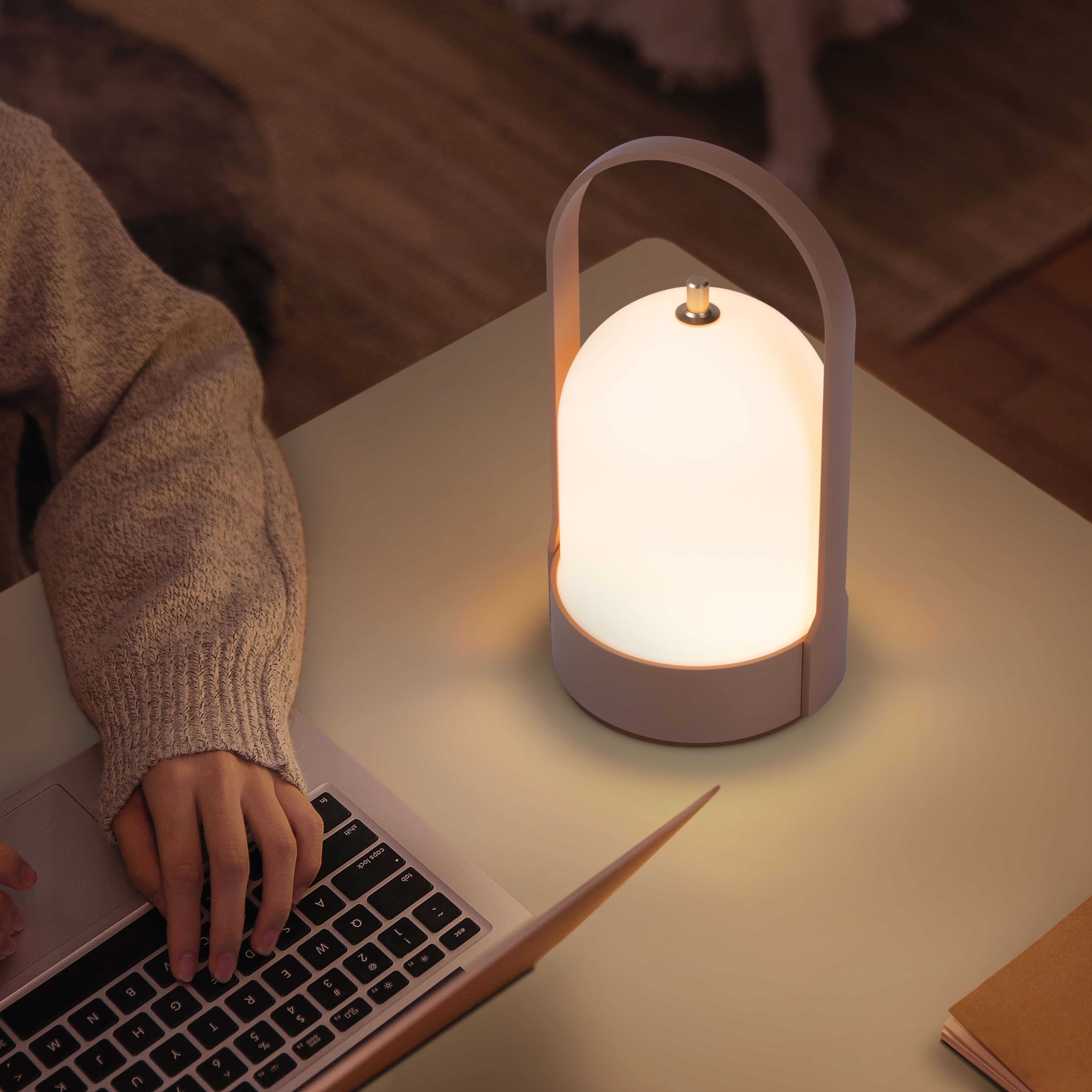 "Elegant oppladbar bordlampe med dimbar LED, trådløs design, moderne stil, ideell for fleksibel belysning."