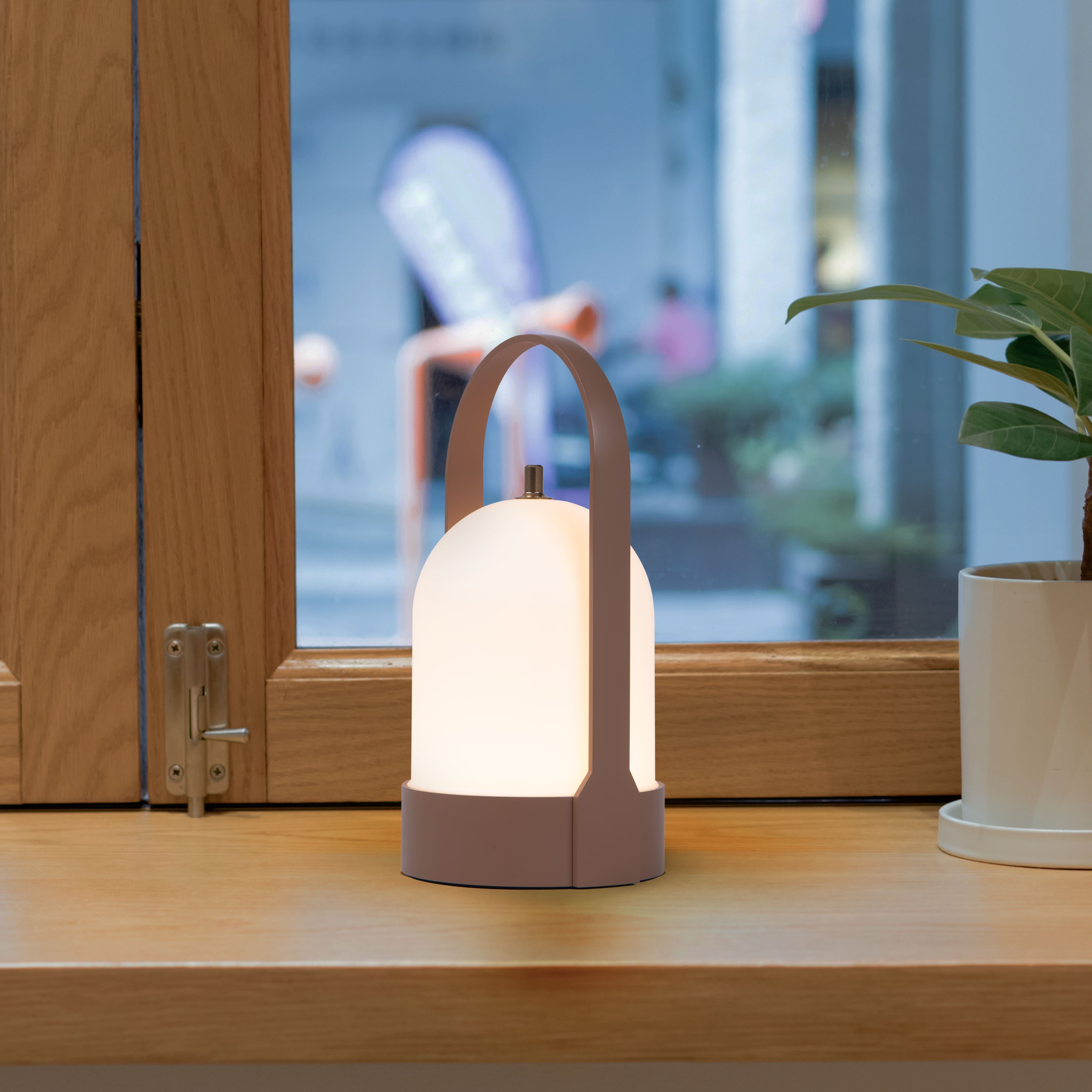 "Elegant oppladbar bordlampe med dimbar LED, trådløs design, moderne stil, ideell for fleksibel belysning."