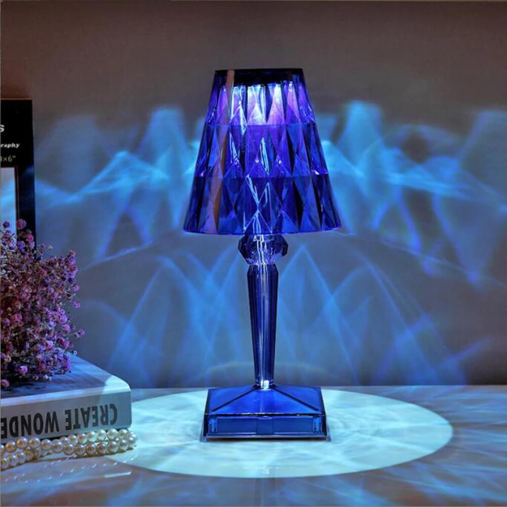 Nærbilde av elegant akryl krystall bordlampe, viser unikt design og stemningsfullt lys. Perfekt for interiør.