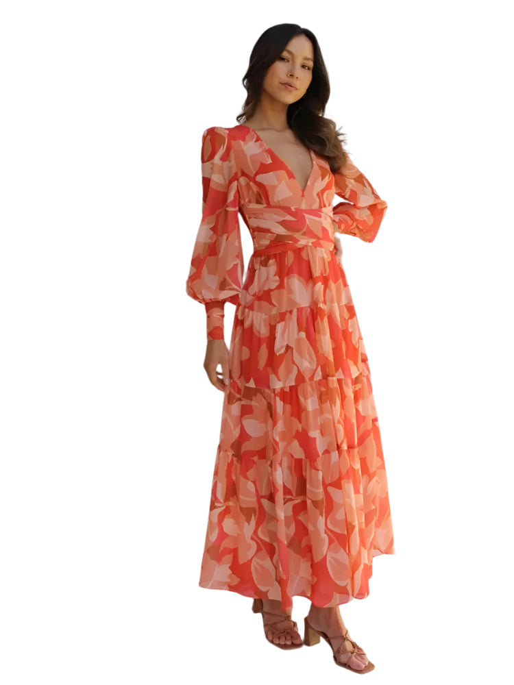 Elegant oransje chiffon maxikjole for kvinner. Perfekt som festkjole eller romantisk sommerkjole. Lang, flytende design.