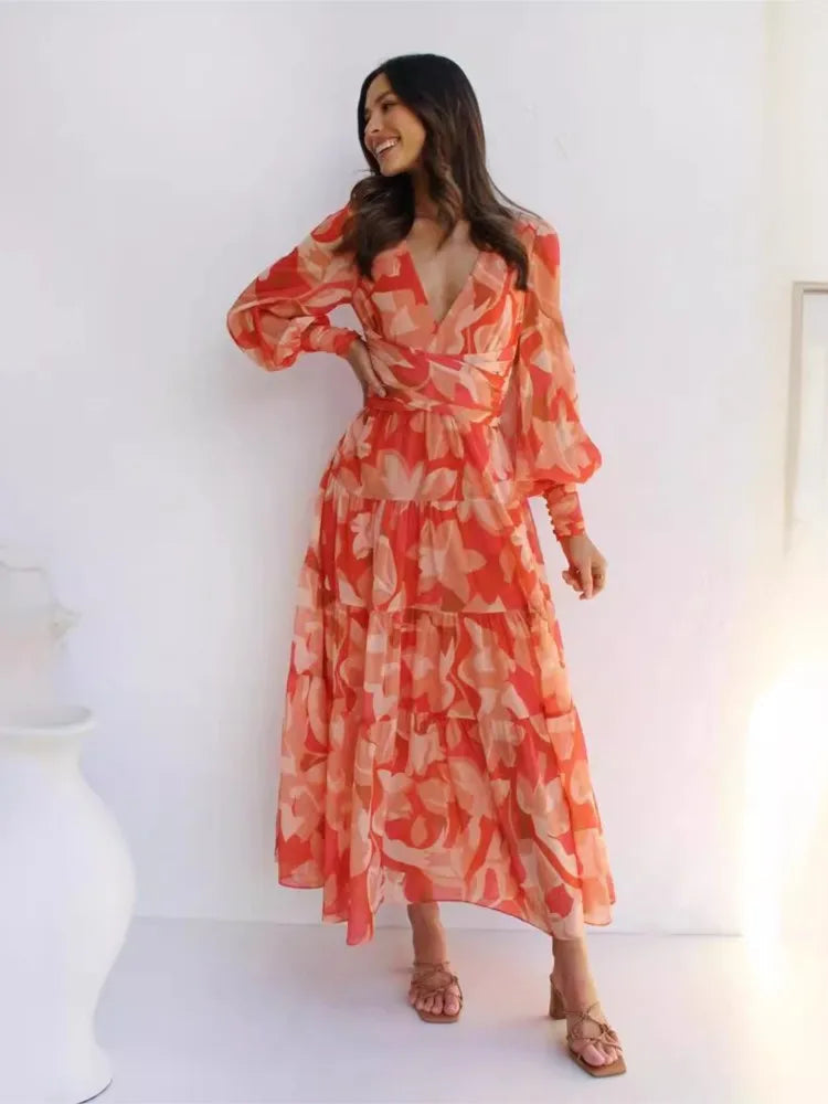 Vakker lang chiffonkjole i oransje til dame. Ideell som sommerkjole, festkjole eller elegant hverdagsbruk. Romantisk stil.