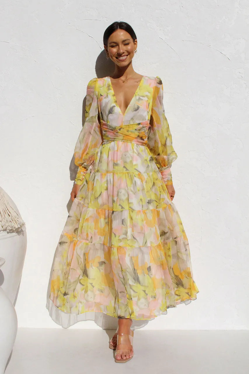 Nærbilde av elegant oransje chiffonkjole. Det lette stoffet gjør den perfekt som sommerkjole eller festkjole. Komfortabel og stilig.