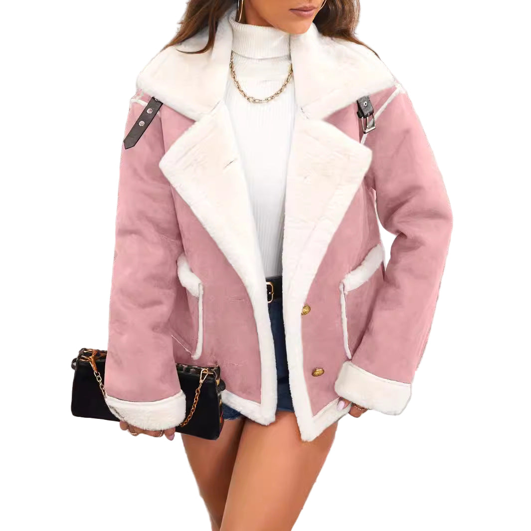 Elegant oversized kvinnejakke med dobbelknapp, perfekt yttertøy for kjøligere dager.