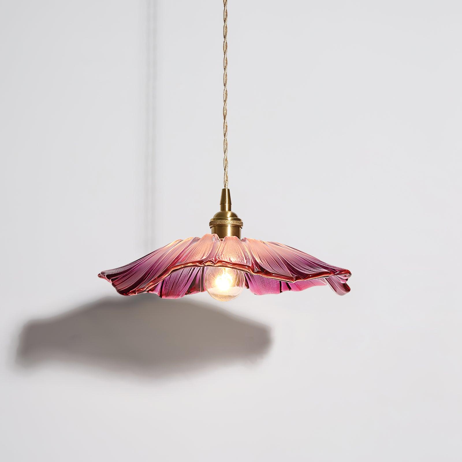 "Elegant pendellampe i blomsterglass med blomsterformet skjerm, gir mykt lys i grønt, klart eller rosa for hjemmet."