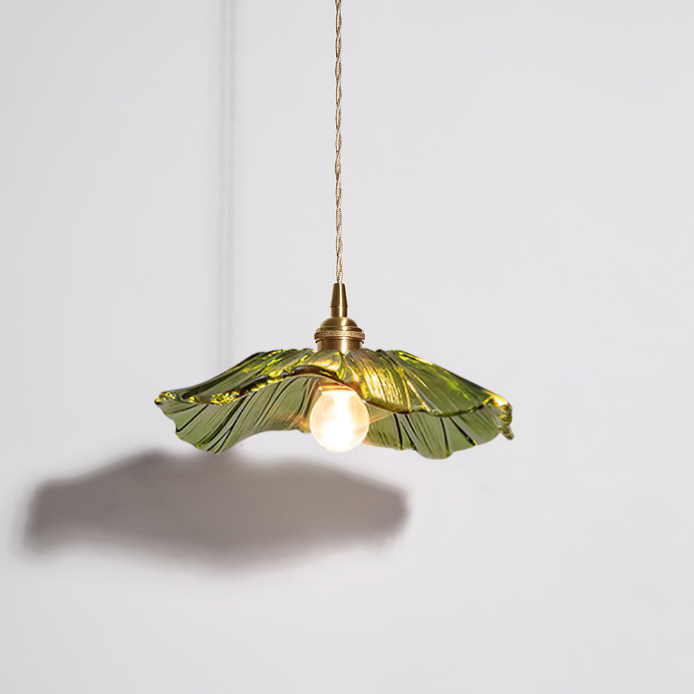 "Elegant pendellampe i blomsterglass med blomsterformet skjerm, gir mykt lys i grønt, klart eller rosa for hjemmet."