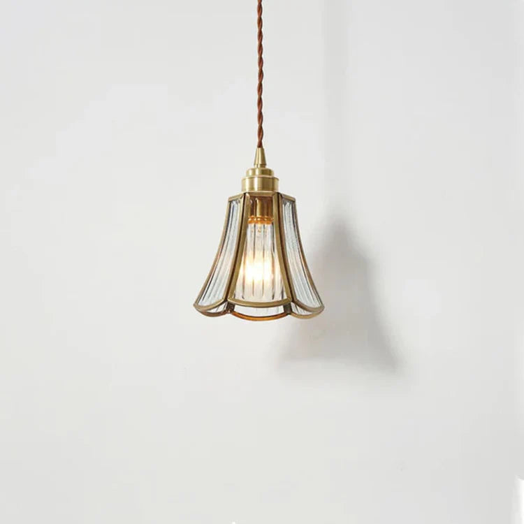 "Elegant pendellampe i messing og klart glass med vintage tvinnet stoffledning, gir en klassisk og moderne belysning."