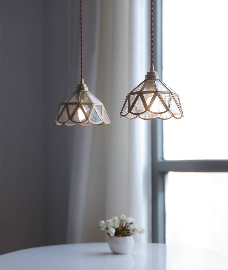 "Elegant pendellampe i messing og klart glass med vintage tvinnet stoffledning, gir en klassisk og moderne belysning."