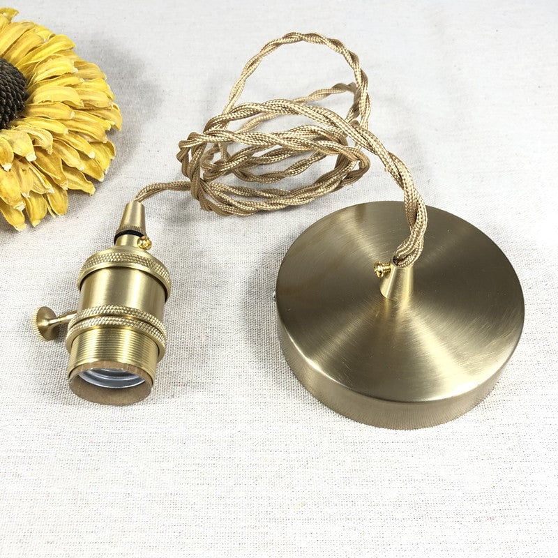 "Elegant pendellampe i messingglass med moderne design, perfekt for å skape stilfull belysning i hjemmet ditt."