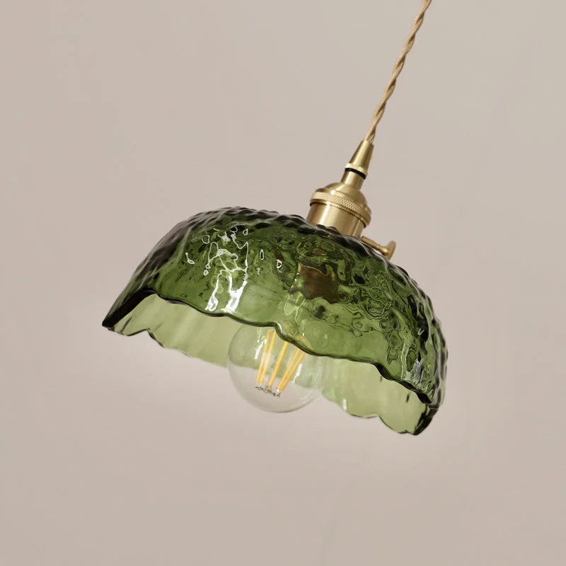 "Elegant pendellampe i messingglass med moderne design, perfekt for å skape stilfull belysning i hjemmet ditt."