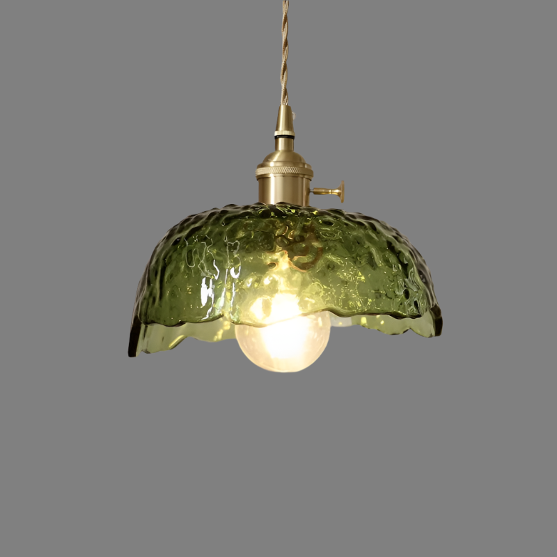 "Elegant pendellampe i messingglass med moderne design, perfekt for å skape stilfull belysning i hjemmet ditt."