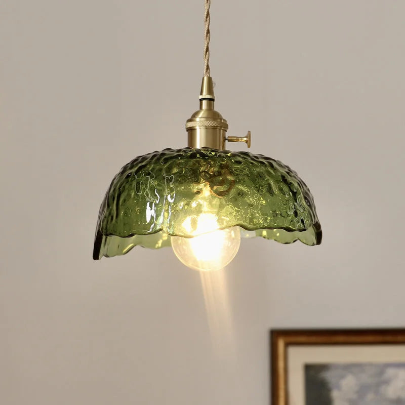 "Elegant pendellampe i messingglass med moderne design, perfekt for å skape stilfull belysning i hjemmet ditt."