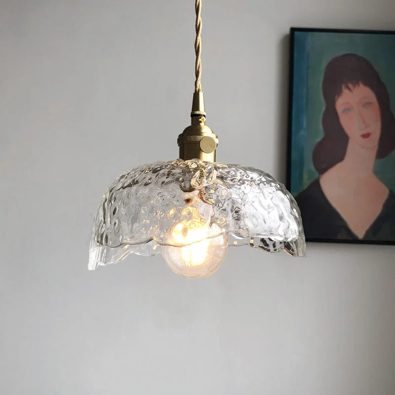 "Elegant pendellampe i messingglass med moderne design, perfekt for å skape stilfull belysning i hjemmet ditt."