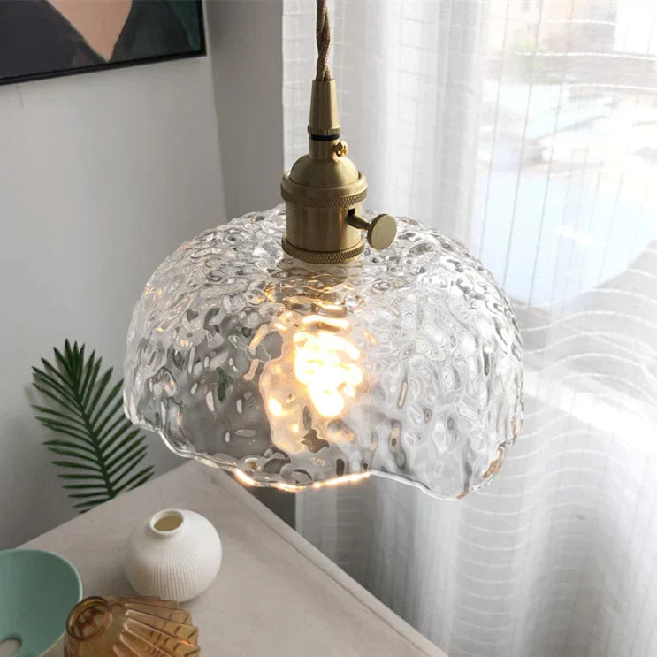 "Elegant pendellampe i messingglass med moderne design, perfekt for å skape stilfull belysning i hjemmet ditt."