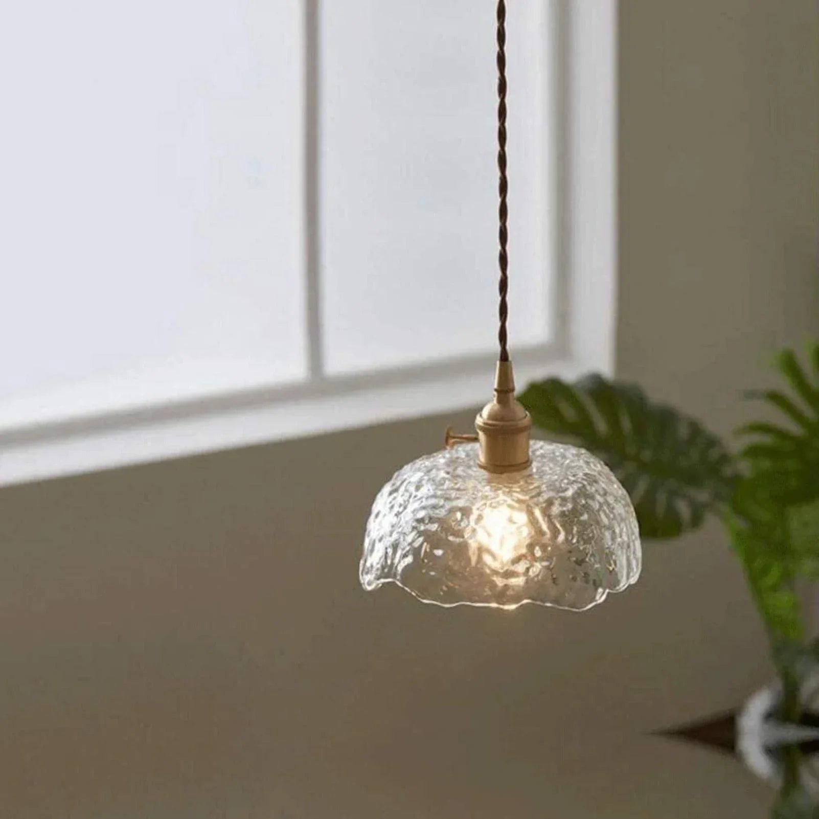 "Elegant pendellampe i messingglass med moderne design, perfekt for å skape stilfull belysning i hjemmet ditt."