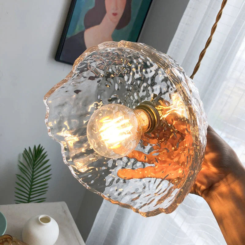 "Elegant pendellampe i messingglass med moderne design, perfekt for å skape stilfull belysning i hjemmet ditt."