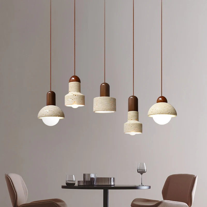 "Elegant pendellampe i naturstein med raffinert design, perfekt for stuen, spisestuen eller entréens innredning."