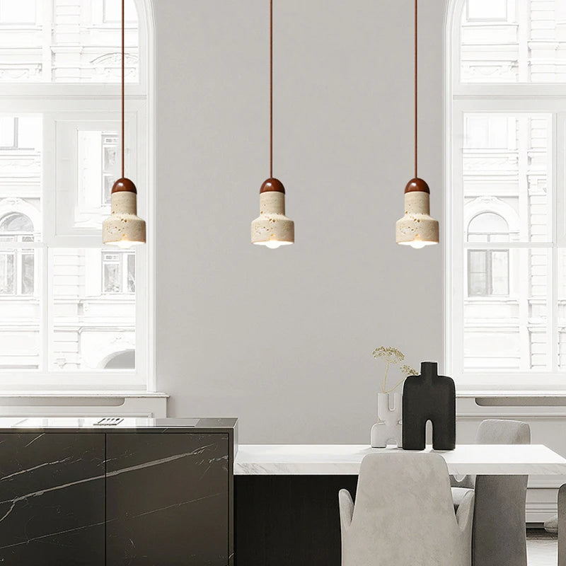 "Elegant pendellampe i naturstein med raffinert design, perfekt for stuen, spisestuen eller entréens innredning."